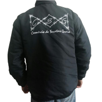 jaqueta-preta-com-logo-marca-bordado